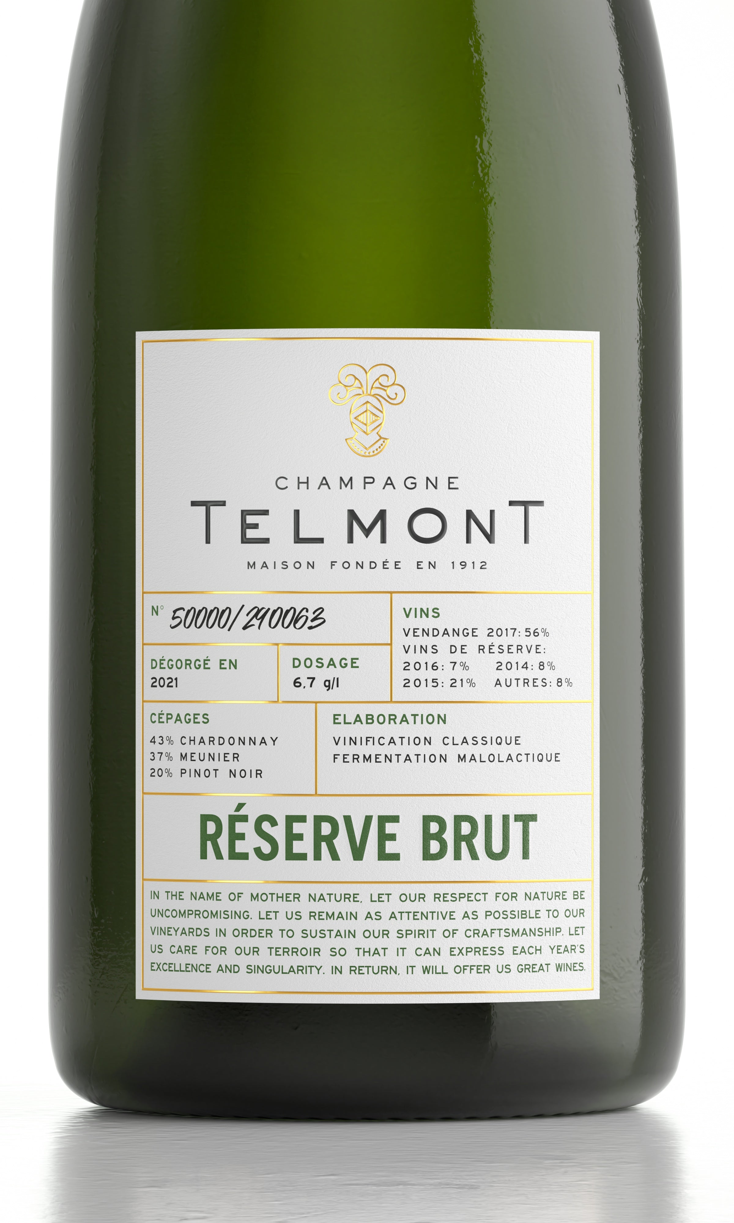 Packshot of a half bottle zoom on the label Reserce Brut
